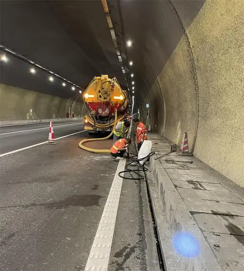 德清隧道排水渠清淤